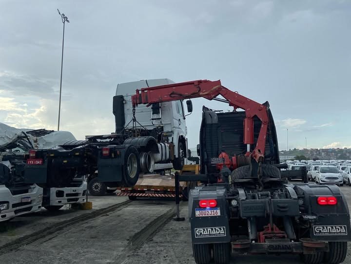 Caminhão MUNCK em apoio a operação pesada
