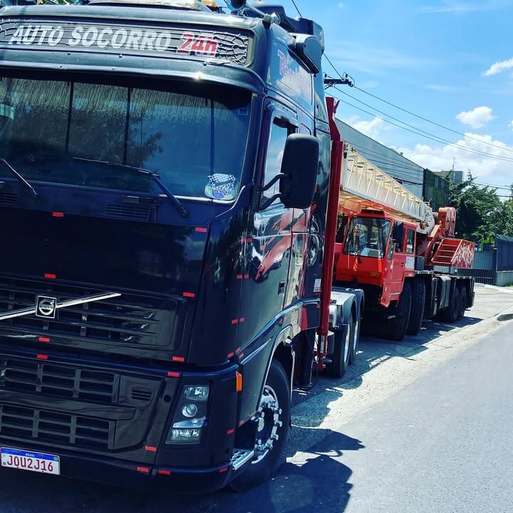 Frota de guincho pesado com cavalo mecânico preto