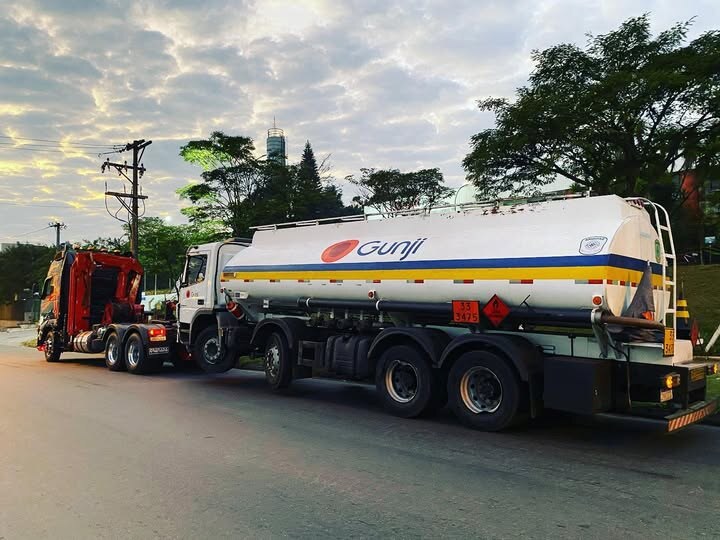 Guincho extra pesado rebocando caminhão tanque em São Paulo