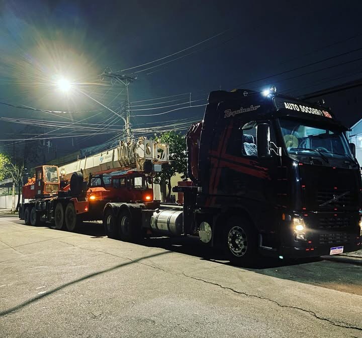 Guincho pesado em operação noturna com cavalo mecânico