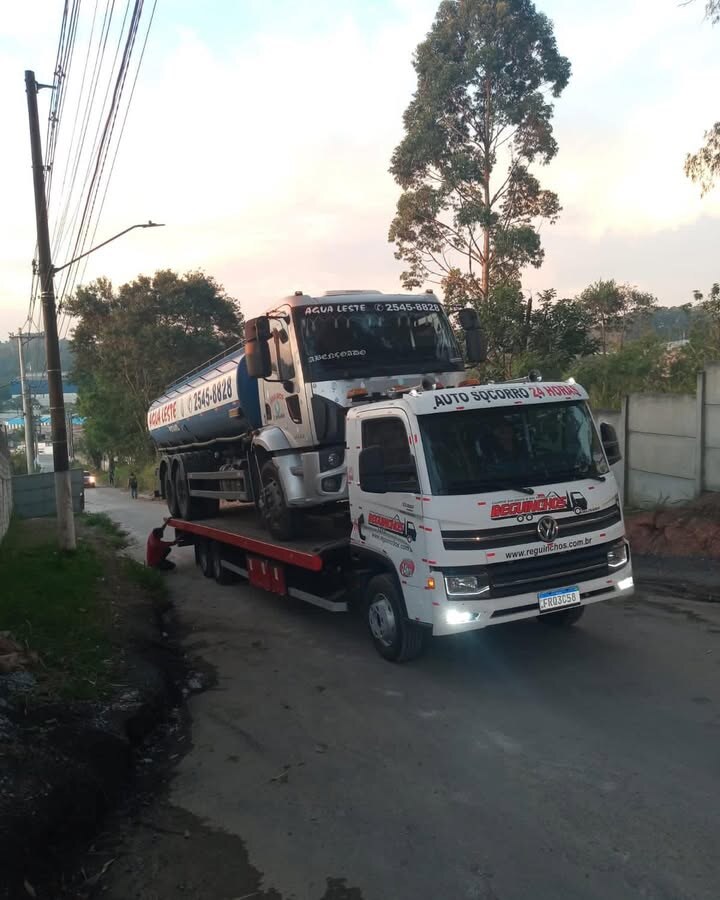 Guincho plataforma removendo caminhão tanque