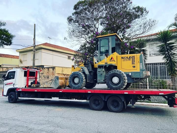 Guincho plataforma transportando pá carregadeira