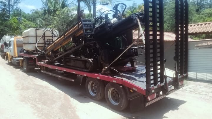Guincho realizando remoção de equipamento industrial