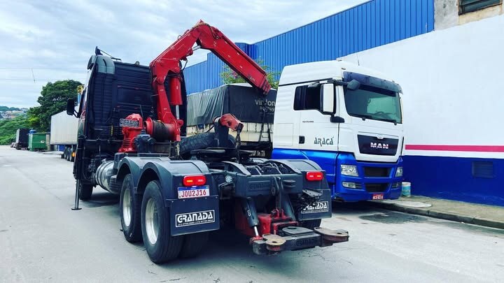 MUNCK e cavalo mecânico em pátio industrial