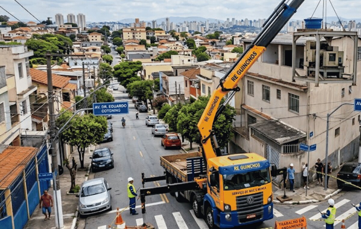 Caminhão MUNCK realizando içamento de máquinas na Vila Formosa