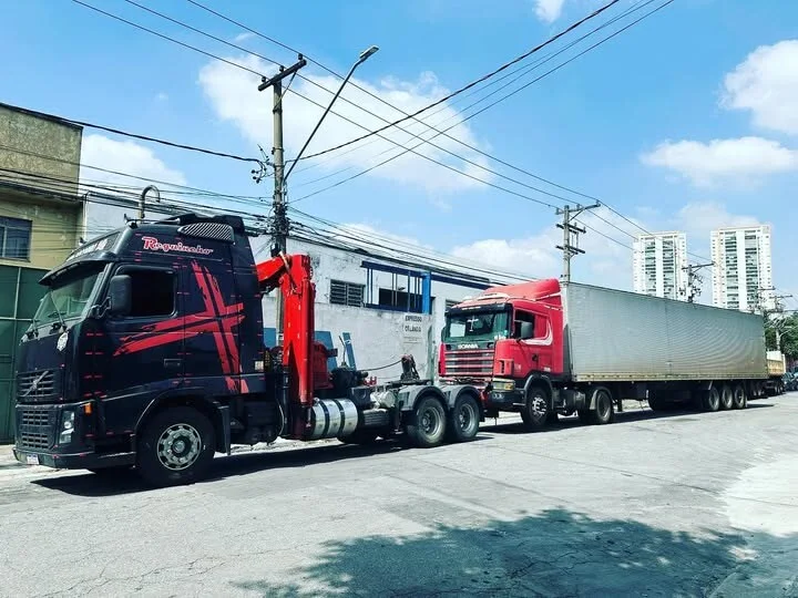 Guincho pesado com cavalo mecânico e carreta